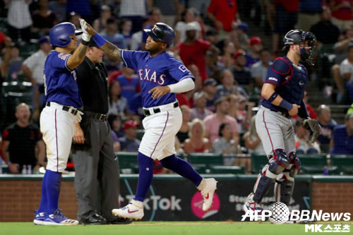 추신수가 6회 홈으로 들어오는 칼훈을 환영하고 있다. 사진(美 알링턴)=ⓒAFPBBNews = News1