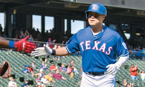 추신수가 19일 미네소타 트윈스와의 경기에서 시즌 20호 홈런을 친 후 동료들에게 축하를 받고 있다. [USA투데이 = 연합뉴스]