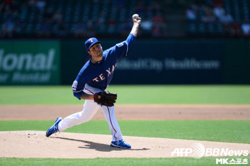 텍사스 선발 팔럼보는 2회에 부상으로 교체됐다. 사진(美 알링턴)=ⓒAFPBBNews = News1