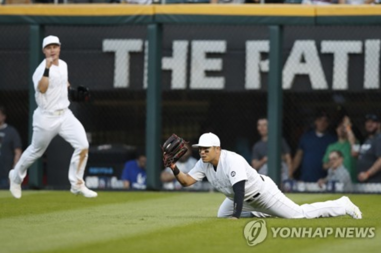 3회 몬카다의 타구를 직선타로 처리한 뒤 글러브를 들어 보이는 추신수 [AP=연합뉴스]
