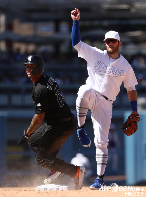 다저스 내야수 먼시는 상대의 거친 슬라이딩에 발목을 다칠 뻔했지만, 상대 플레이를 인정했다. 사진(美 다저스타디움)=ⓒAFPBBNews = News1
