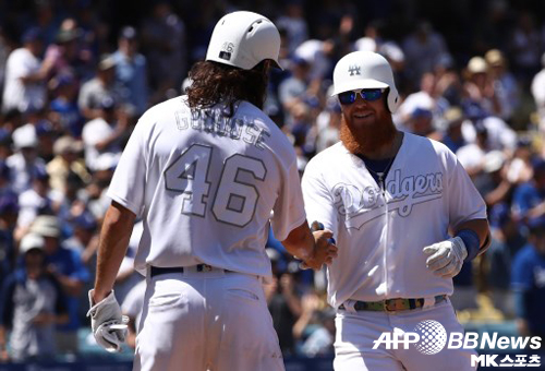 터너가 투런 홈런을 때린 뒤 곤솔린의 환영을 받고 있다. 사진(美 로스앤젤레스)=ⓒAFPBBNews = News1