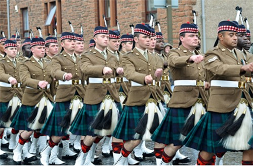 행진 중인 국경수비대. 킬트를 보면 스튜어트 왕가의 것이 아닌 검은 정찰대의 타르탄이다. /출처= ⓒderekcrowe.com