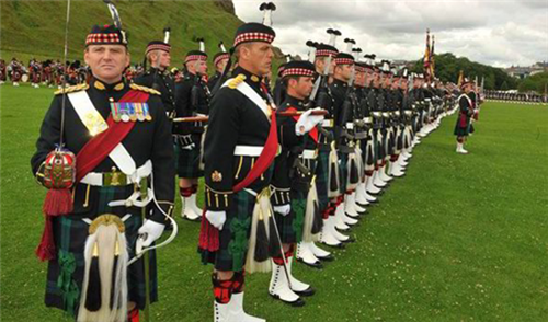 제식 행사 중인 검은 정찰대 /출처= ⓒwww.express.co.uk