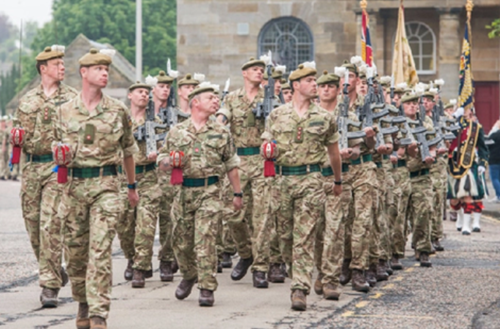 스코틀랜드 연대도 물론 전투복을 입는다. 열병식을 하고 있는 척탄병대. 타르탄을 디자인으로 한 요대가 인상적이다. /출처= ⓒwww.edinburghnews.scotsman.com