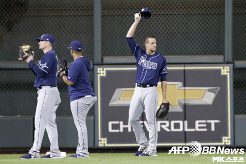 경기 시작전 팬들의 박수에 화답하는 모튼. 사진(美 휴스턴)=ⓒAFPBBNews = News1