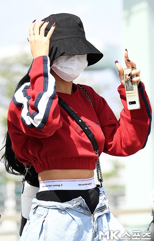 마마무 화사가 히피 슬렁룩 공항패션으로 화제다. 사진=옥영화 기자