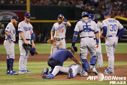 메이가 쓰러지자 선수들이 모여 그의 상태를 살펴보고 있다. 사진(美 피닉스)=ⓒAFPBBNews = News1