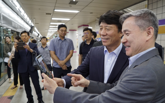 공덕역 U+5G 갤러리에서 하현회 LG유플러스 부회장(오른쪽)과 김태호 서울교통공사 사장이 증강현실 작품을 감상하고 있다. [사진 제공 = LG유플러스]