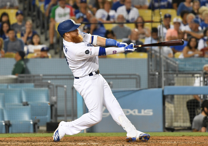 Sep 3, 2019; Los Angeles, CA, USA; Los Angeles Dodgers third baseman Justin Turner (10) hits a home run against the Colorado Rockies in the eighth inning at Dodger Stadium. 
[사진 제공 = USA TODAY Sports]