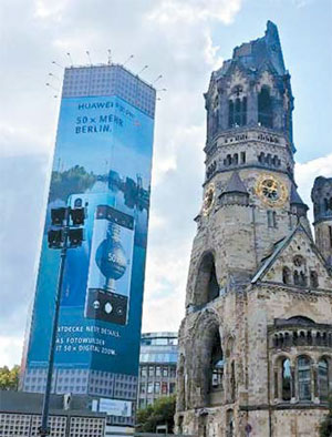 8일 독일 베를린 빌헬름교회 옆 건물에 화웨이의 P30 광고가 걸려 있다. [이동인 기자]