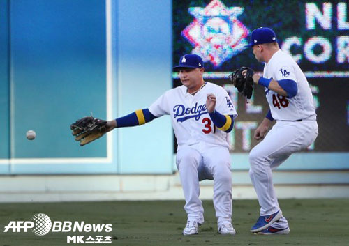 1회 다저스 야수들이 야스트렘스키의 타구를 잡지 못하고 있다. 사진(美 로스앤젤레스)=ⓒAFPBBNews = News1