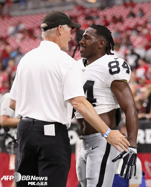 브라운은 마이크 메이요크 단장(왼쪽)과 충돌한 끝에 결국 레이더스를 떠났다. 사진=ⓒAFPBBNews = News1