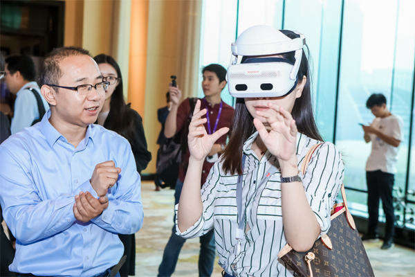 3일 중국 청두에서 열린 화웨이 이노베이션데이에서 참가자들이 화웨이 서비스를 체험하고 있다. [사진 제공 = 화웨이]