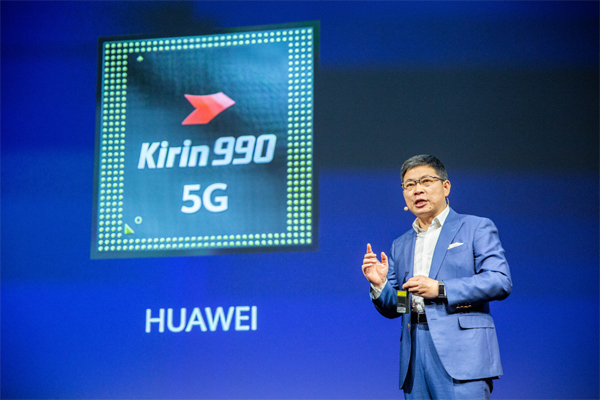지난 6일(현지시간) 독일 베를린에서 열린 IFA 2019에서 중국 기업 화웨이가 세계 최초 5G폰용 모뎀·AP 통합칩 `기린 990 5G`를 공개했다. [AP = 연합뉴스]