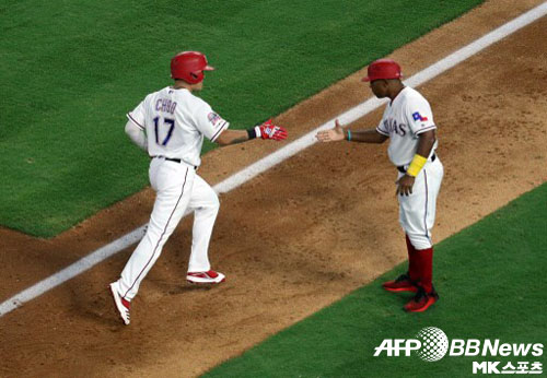 추신수가 홈런을 때린 뒤 베이스를 돌고 있다. 사진(美 알링턴)=ⓒAFPBBNews = News1