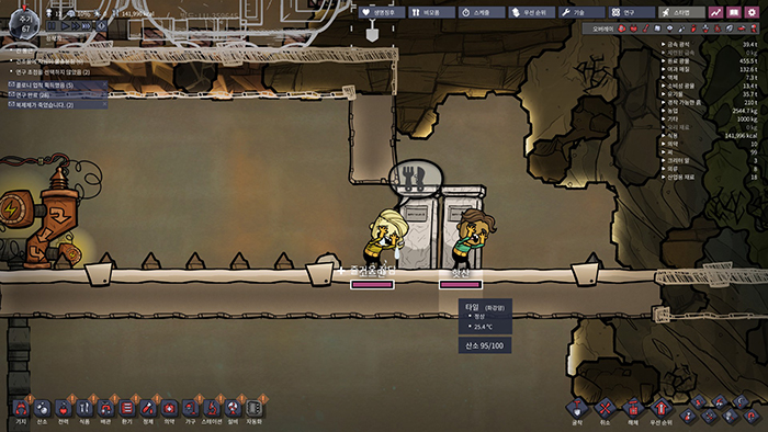 복제체의 무덤 앞에서 다른 복제체들이 울면서 슬퍼하지만, 동시에 먹는 생각 아이콘이 뜨기도 한다. 플레이어는 이 슬픔에 개입하지 않는, 게임 내에 등장하지 않는 관리자일 뿐이다.