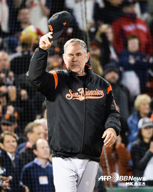 샌프란시스코 보치 감독이 보스턴전 승리로 메이저리그 통산 11번째로 2000승 금자탑을 쌓았다. 대기록을 세운 보치 감독이 관중들에게 감사인사를 하고 있다. 사진(미국 보스턴)=ⓒAFPBBNews = News1