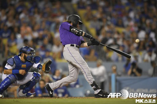 2회 찰리 블랙몬이 적시타를 치고 있다. 사진(美 로스앤젤레스)=ⓒAFPBBNews = News1