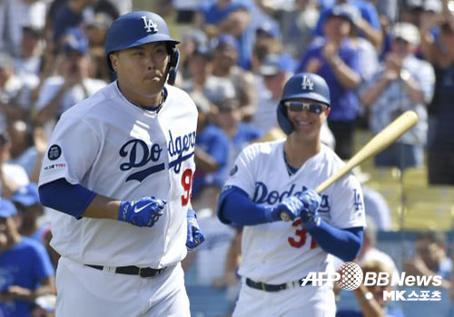 류현진이 MLB 데뷔 홈런으로 시즌 13승을 자축했다. 박찬호, 백차승에 이어 MLB에서 홈런을 친 3번째 한국인 투수가 됐다. 류현진(왼쪽)이 홈런을 치자 작 피더슨(오른쪽)이 웃고 있다. 사진(미국 로스앤젤레스)=ⓒAFPBBNews=News1
