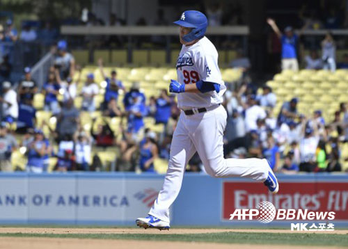 류현진이 LA 현지 매체 선정 콜로라도 3연전 최우수선수로 선정됐다. 메이저리그 데뷔 홈런 등이 인정받았다.사진=ⓒAFPBBNews=News1
