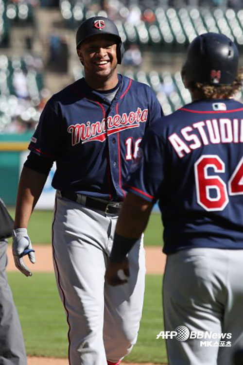스쿱(왼쪽)이 7회초 2점홈런을 치며 미네소타는 MLB 최초로 단일시즌 팀 300홈런을 돌파했다. 사진(미국 디트로이트)=ⓒAFPBBNews=News1