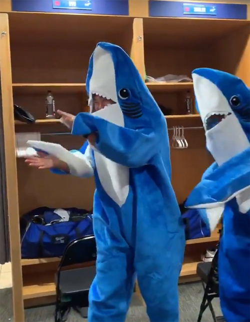 류현진이 상어 가족으로 변신했다. 사진= 다저스 공식 트위터 캡처.