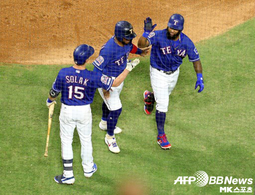 1회 홈런을 때린 대니 산타나가 동료들의 축하를 받고 있다. 사진(美 알링턴)=ⓒAFPBBNews = News1