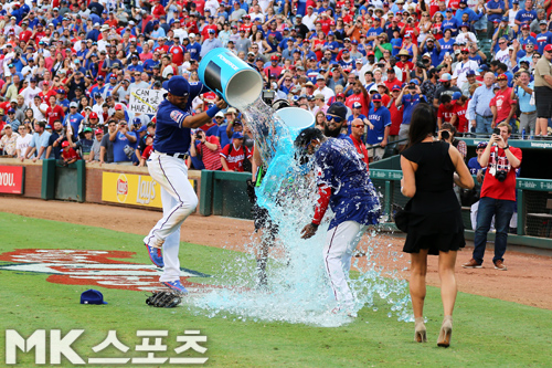 수훈 선수 인터뷰를 하고 있던 엘비스 앤드루스가 동료들로부터 음료 세례를 받고 있다. 사진(美 알링턴)= 김재호 특파원