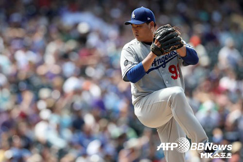 류현진이 MLB.com 포스트시즌 선수랭킹 19위에 올랐다. 투수로 한정하면 9위다. 메이저리그 평균자책점 1위에 오르며 커리어하이 시즌을 보낸 기세를 몰아 10월에도 좋은 활약을 이어갈 걸로 평가됐다. 사진=ⓒAFPBBNews=News1