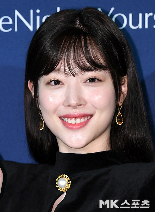 설리가 SNS 라이브방송 중 가슴 노출 사고로 논란이 됐다. 사진=천정환 기자