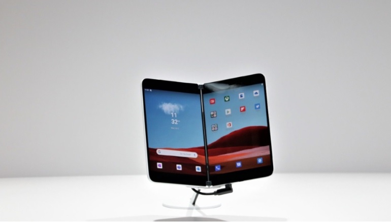 발표현장에 전시한 MS 서피스 듀오의 모습. 아직 시제품이며, 내년 11월경 발표때까지 업그레이드가 계속될 예정이다. [뉴욕 = 신현규 특파원]