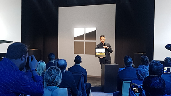 파노스 파나이 MS 제품총괄사장이 2일(현지시간) 뉴욕에서 열린 이벤트에서 서피스랩탑3로 발표의 시작을 열고 있다. [뉴욕 = 신현규 특파원]