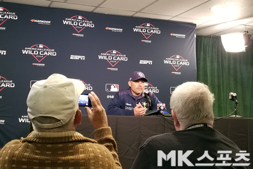 케빈 캐시 탬파베이 감독이 기자회견을 갖고 있다. 사진(美 오클랜드)= 김재호 특파원