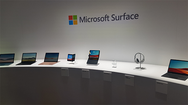 발표현장에 전시된 MS 서피스 듀오와 네오 등 제품들의 모습. [뉴욕 = 신현규 특파원]