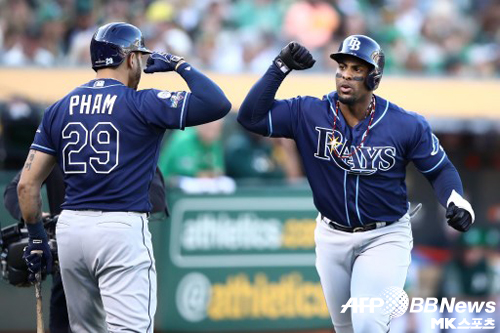 디아즈는 1회와 3회 홈런 두 개를 기록했다. 사진(美 오클랜드)=ⓒAFPBBNews = News1