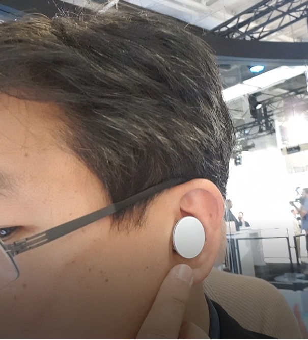 서피스 이어버드를 장착한 모습. [뉴욕 = 신현규특파원]