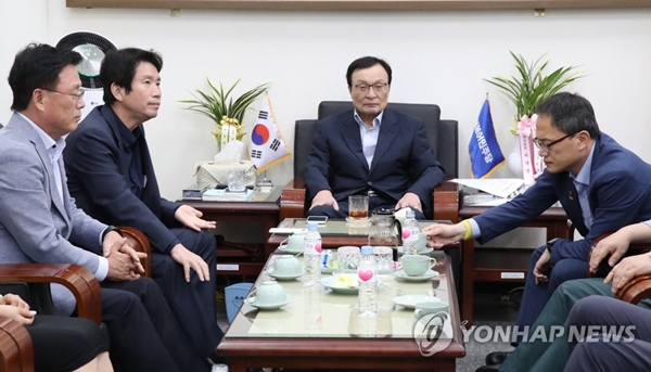 9월 8일 오후 국회에서 열린 더불어민주당 최고위원회의에서 이인영 원내대표(왼쪽 둘째), 이해찬 대표(왼쪽 셋째) 등 참석자들이 굳은 표정으로 앉아있다. [사진=연합뉴스]