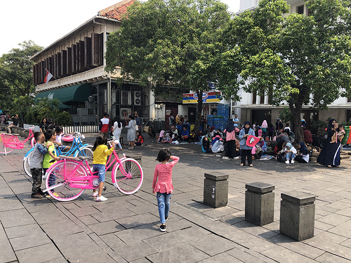 카페 바타비아 주변의 가족 단위 나들이 객들