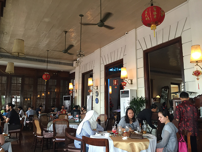 이국적인 분위기기 눈길을 끄는 카페 바타비아 내부