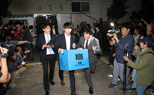 9월 23일 검찰이 조국 법무부 장관의 서울 서초구 방배동 자택을 압수수색을 마친뒤 압수품을 옮기고 있다.[사진=이승환기자]