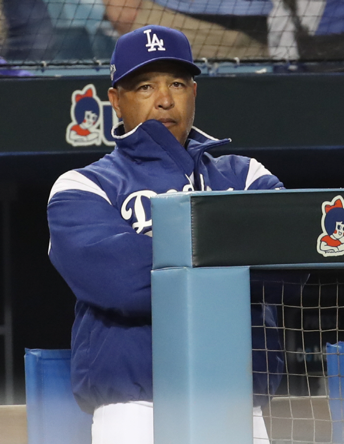 '집중'
(로스앤젤레스=연합뉴스) 서명곤 기자 = 4일(현지시간) 오후 로스앤젤레스 다저스타디움에서 열린 미국프로야구 메이저리그(MLB) 내셔널리그 디비전시리즈 2차전 LA 다저스와 워싱턴 내셔널스의 경기. 데이브 로버츠 감독이 경기를 지켜보고 있다. 2019.10.5
seephoto@yna.co.kr
(끝)
<저작권자(c) 연합뉴스, 무단 전재-재배포 금지>