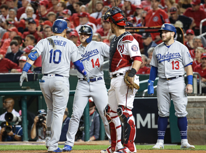 다저스의 저스틴 터너가 6회초 3점 홈런을 친 뒤 동료들과 환호하고 있다. [사진 출처 = 연합뉴스]