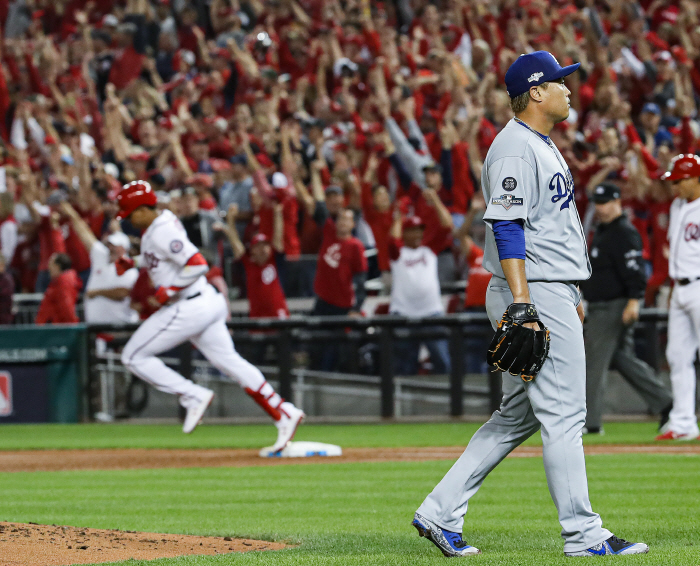 LA다저스의 류현진이 6일(현지시간) 오후 워싱턴 D.C. 내셔널스파크에서 열린 미국프로야구 메이저리그(MLB) 내셔널리그 디비전시리즈 3차전 로스앤젤레스 다저스와 워싱턴 내셔널스의 경기에서 1회말 워싱턴의 소토에게 2점 홈런을 허용하고 있다. 2019.10.7
[워싱턴 = 연합뉴스]
