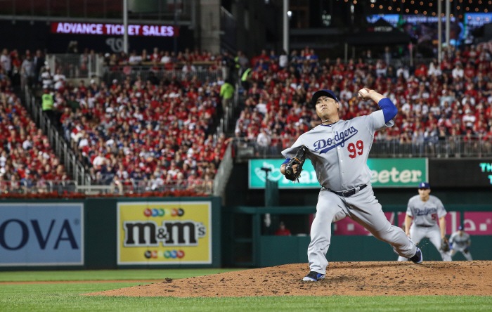 LA다저스의 류현진이 6일(현지시간) 오후 워싱턴 D.C. 내셔널스파크에서 열린 미국프로야구 메이저리그(MLB) 내셔널리그 디비전시리즈 3차전 로스앤젤레스 다저스와 워싱턴 내셔널스와의 경기에서 3회말 역투하고 있다.  2019.10.7  [워싱턴 = 연합뉴스]