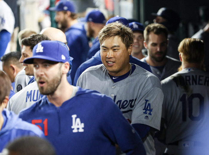 터너의 3점포에 미소짓는 류현진. [사진 출처 = 연합뉴스]