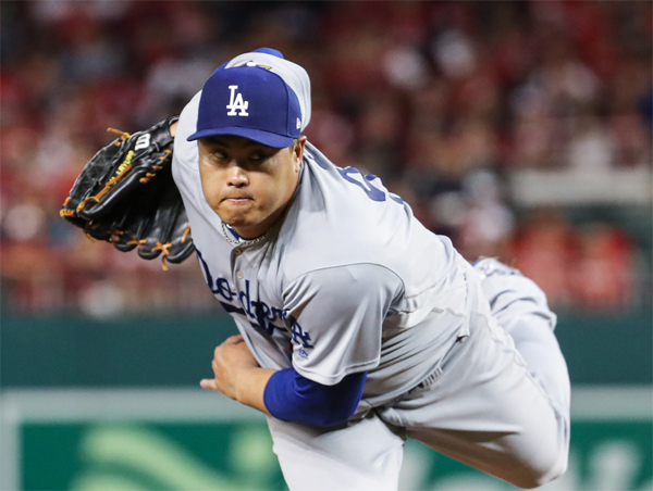 류현진이 7일(한국시간) 열린 메이저리그 워싱턴 내셔널스와의 디비전 시리즈 3차전에서 5이닝(74구) 2실점으로 승리 투수가 됐다. 류현진의 호투와 타선 폭발에 힘입어 다저스는 10대4로 승리하며 시리즈 스코어를 2대1로 만들었다.  [사진 = 연합뉴스]