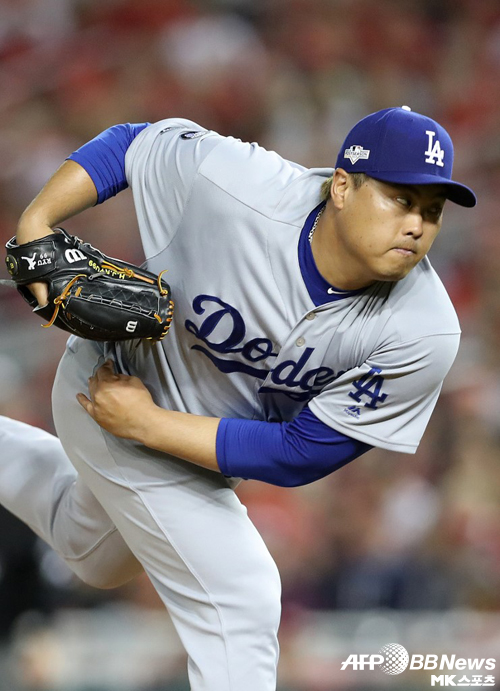 류현진이 디비전시리즈 3차전에서 역투하고 있다. 사진(美 워싱턴DC)=ⓒAFPBBNews = News1