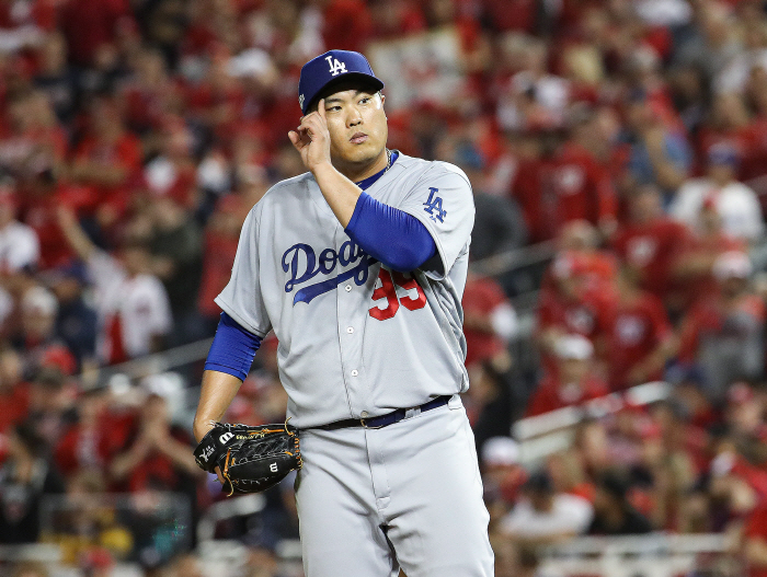 생각에 잠긴 류현진. [사진 출처 = 연합뉴스]