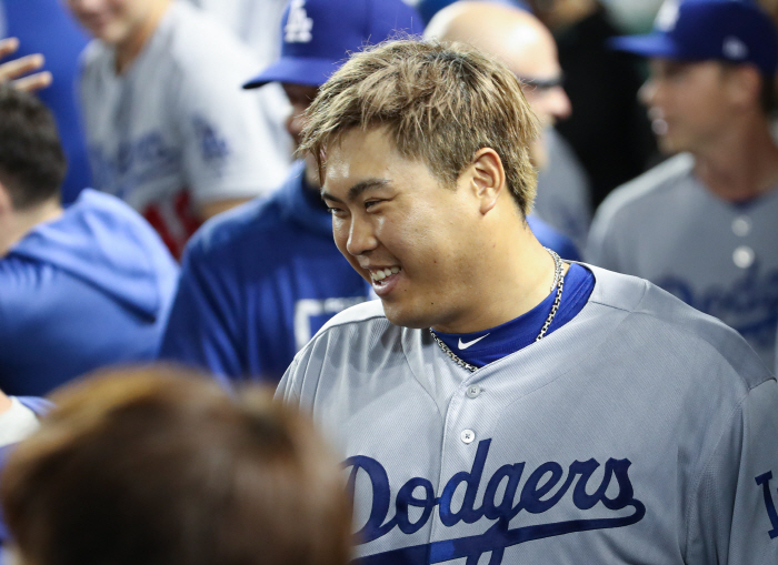 6일(현지시간) 오후 워싱턴 D.C. 내셔널스파크에서 열린 미국프로야구 메이저리그(MLB) 내셔널리그 디비전시리즈 3차전 로스앤젤레스 다저스와 워싱턴 내셔널스와의 경기에서 류현진이 동료 저스틴 터너가 6회초 3점 홈런을 치자 미소짓고 있다. 2019.10.7 [워싱턴 = 연합뉴스]